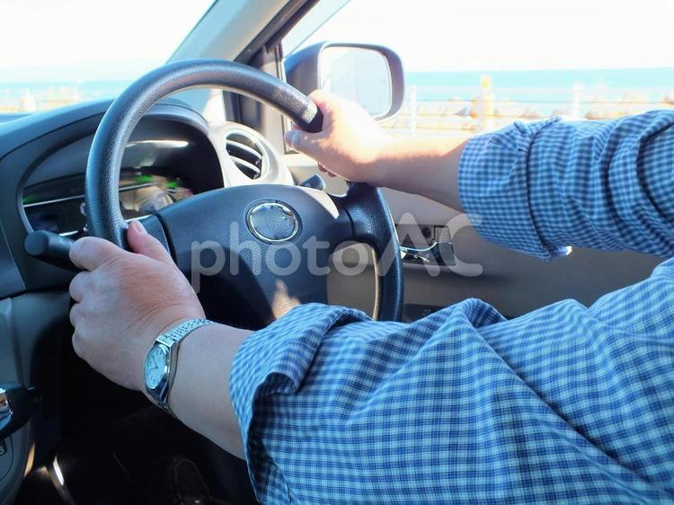 水平線が見える道路を運転中 ドライバー,ドライブ,腕の写真素材