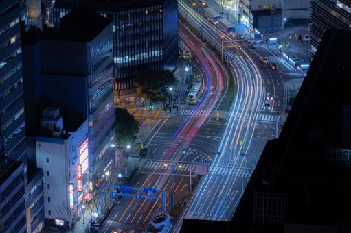 自動車のライトの軌跡(大阪) 自動車のライトの軌跡(大阪) 大阪,夜景,交差点の写真素材