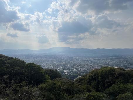 京都の町に降り注ぐ陽光・天使の梯子 京都の町に降り注ぐ陽光・天使の梯子の写真