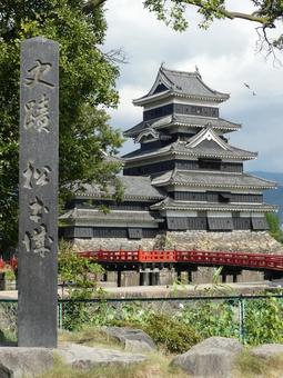 史跡石標越しに見る埋橋と国宝松本城天守 史跡石標越しに見る埋橋と国宝松本城天守 松本城,国宝,国宝5城の写真素材
