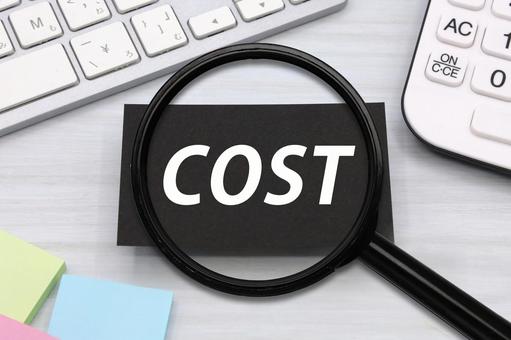 コストの文字と虫めがね コスト,経費,人件費の写真素材