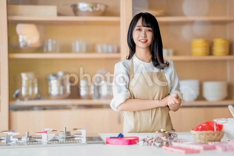 手作りチョコの準備をするエプロン姿の女性 バレンタイン,バレンタインデー,チョコの写真素材
