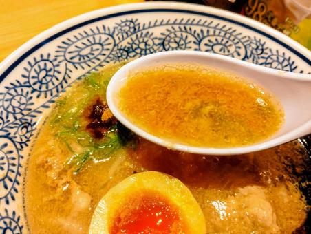 絶品つけめんスープをまず一口 つけめん,スープ,レンゲの写真素材