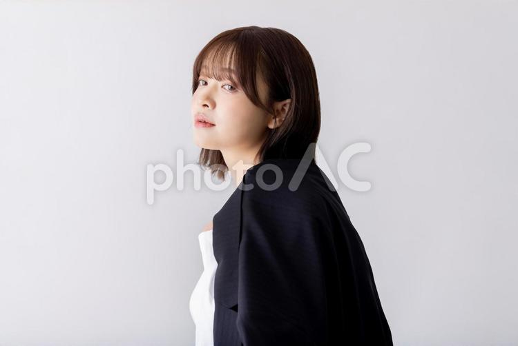 スーツを羽織るビジネスウーマン 女性,ビジネスウーマン,人物の写真素材