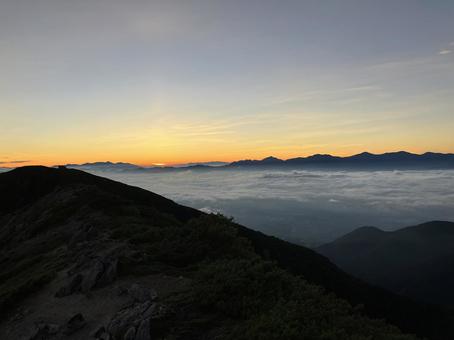 遠くに富士山が見えている 遠くに富士山が見えている 朝日,日の出,雲海の写真素材