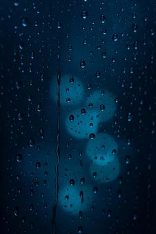 雨粒ガラスの青ボケ 雨粒ガラスの青ボケの写真