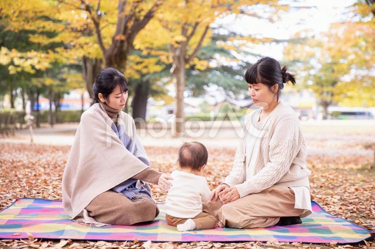 公園でママ友と話す女性（困る） 赤ちゃん,ママ友,悩みの写真素材