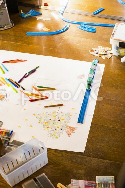子供のお絵かき_子供がいる部屋の様相 子供のお絵かき,子供の落書き,子供がいる部屋の写真素材