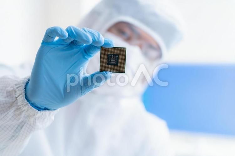 基板を検査する若い男性のエンジニア エンジニア,研究,基板の写真素材