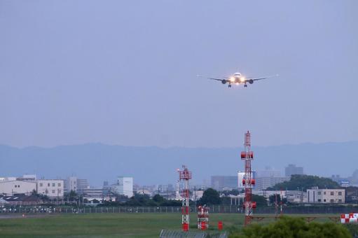 滑走路に向かう飛行機、兵庫県伊丹市 滑走路に向かう飛行機、兵庫県伊丹市 飛行機,フライト,着陸の写真素材