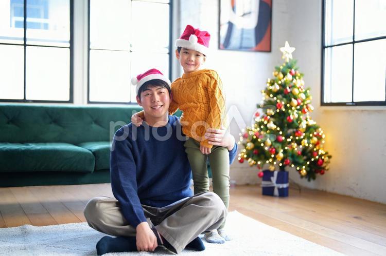 クリスマスツリーとサンタ帽の親子 親子,男の子,小学生の写真素材