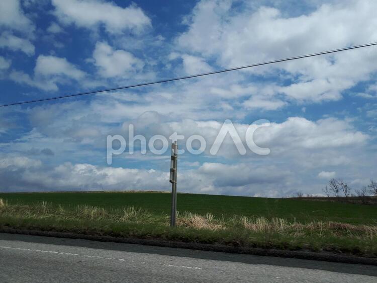 北海道の風景(車窓から) 風景,何人もありません,空の写真素材