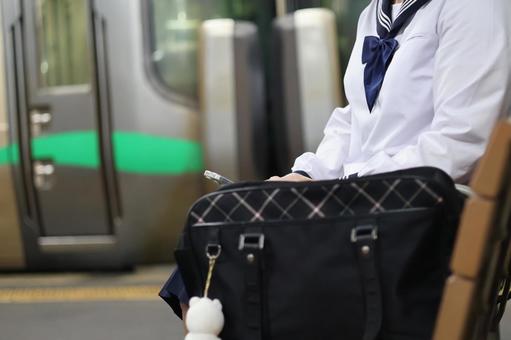 待ち合わせ セーラー服,女性,電車の写真素材