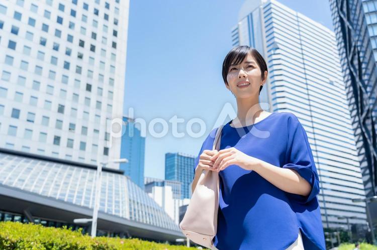 オフィス街で働く若いビジネスウーマン ビジネスウーマン,ビジネス,女性の写真素材