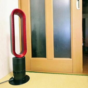 コーナーに置いているリビングファン リビングファン,赤色,羽根なし扇風機の写真素材