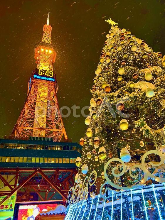 雪の中のテレビ塔の写真素材 テレビ塔,札幌,雪の写真素材