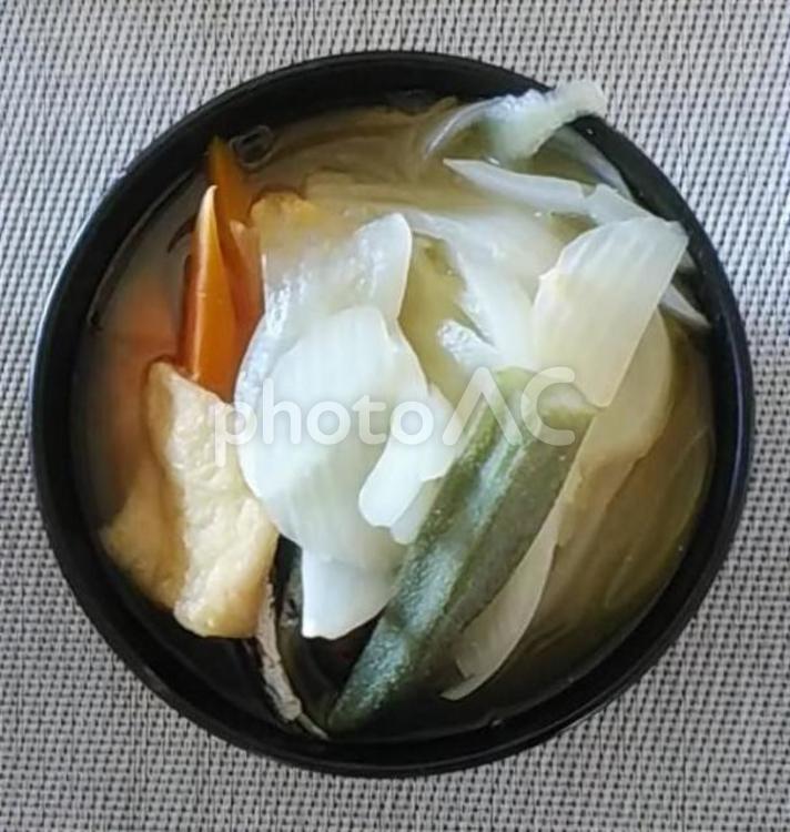 自家栽培オクラなど野菜の具だくさんみそ汁 自家栽培,オクラ,自家栽培オクラの写真素材
