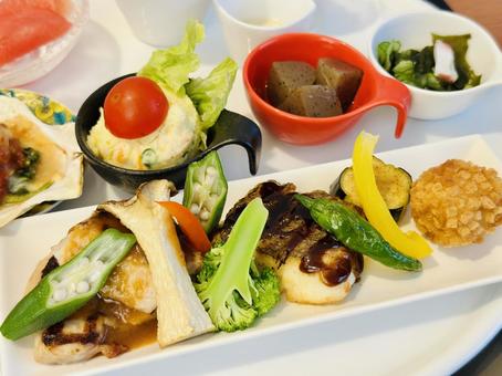 彩り野菜と小鉢が並ぶ和食御膳プレート 彩り野菜と小鉢が並ぶ和食御膳プレート 御膳,焼き魚,和食の写真素材