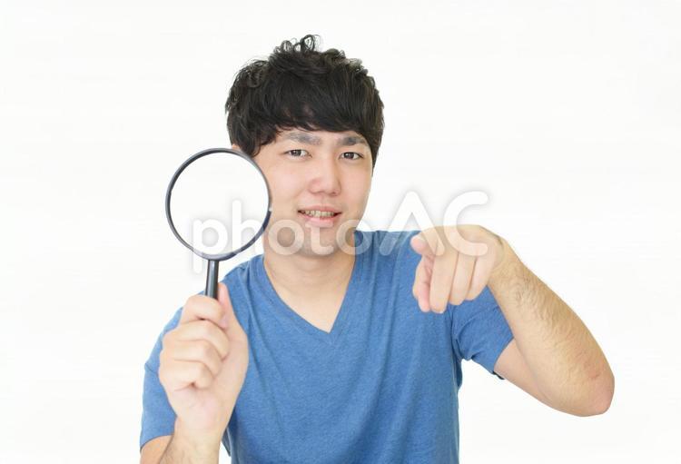 拡大鏡を持つ男性 男性,虫めがね,虫眼鏡の写真素材
