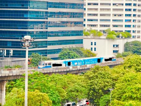 BTSスカイトレインとビルの遠景 遠景,btsスカイトレイン,モノレールの写真素材