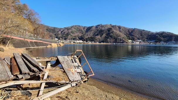 浜に打ち上げられたボート 河口湖,湖,山の写真素材