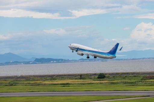 蝉時雨とエンジン音、佐賀の夏空 蝉時雨とエンジン音、佐賀の夏空 飛行機,航空機,旅客機の写真素材