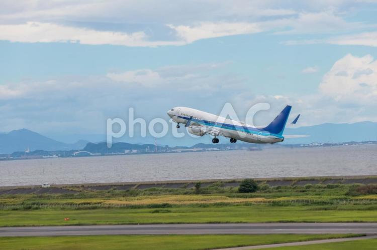 蝉時雨とエンジン音、佐賀の夏空 飛行機,航空機,旅客機の写真素材