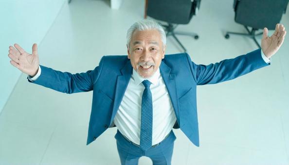 丸のポーズをする日本人サラリーマン 丸のポーズをする日本人サラリーマンの写真
