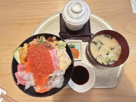 山盛りの海鮮丼セット 海鮮丼,山盛り,食事の写真素材