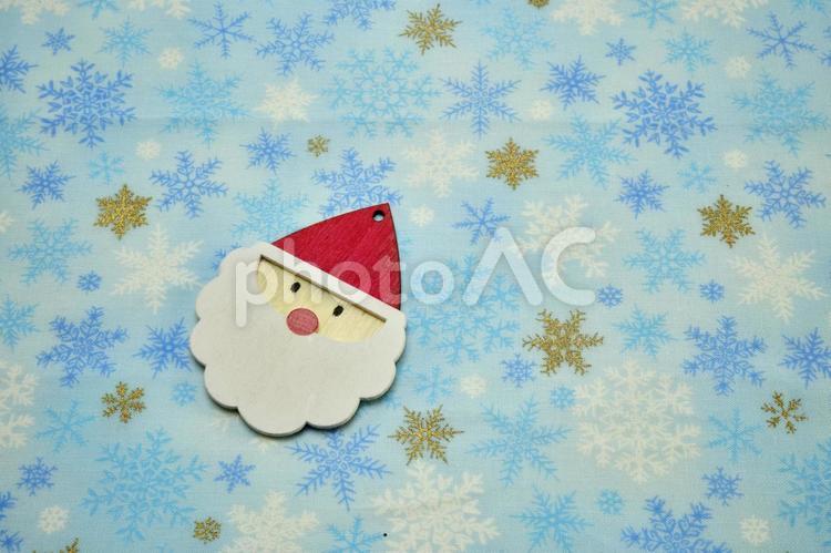 可愛いサンタクロースの飾りと雪の柄 背景,クリスマス,お祝いの写真素材