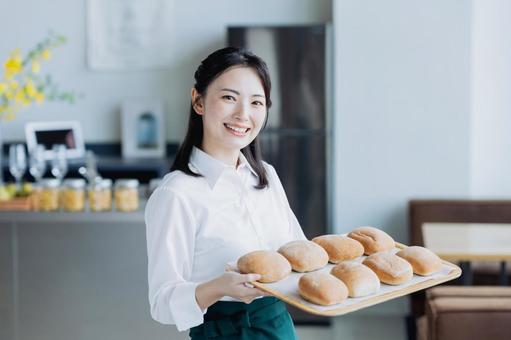 カフェで働く若い女性 カフェで働く若い女性 カフェ,飲食店,パンの写真素材