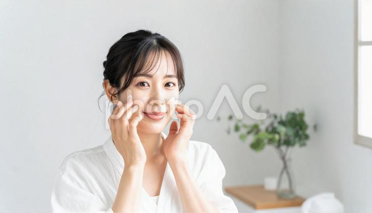 スキンケアをする女性イメージ 女性,スキンケア,日本人の写真素材
