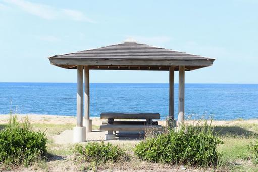真っ青な空と海をバックに無人の東屋 真っ青な空と海をバックに無人の東屋 東屋,空,雲の写真素材
