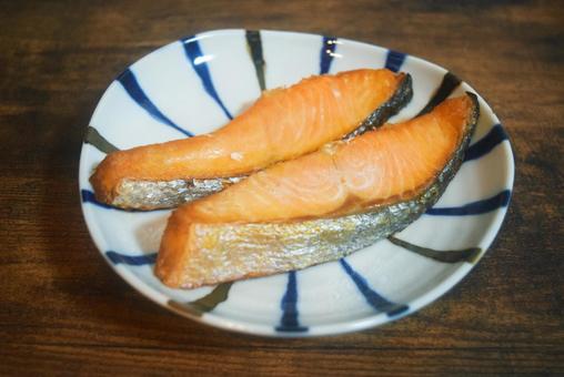 白い皿に盛られた鮭の塩焼き 白い皿に盛られた鮭の塩焼き 鮭,サーモン,塩焼きの写真素材