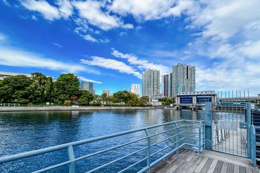 遠く高層ビルが並ぶ天王洲アイルの水門 天王洲水門,東京都,港南公園の写真素材