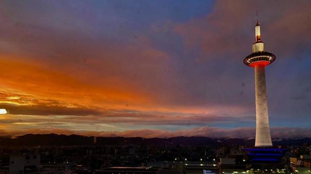夕焼けと京都タワー 夕焼けと京都タワーの写真