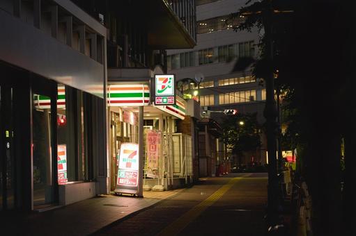 夜のコンビニ 夜のコンビニ 駅,木,おしゃれの写真素材