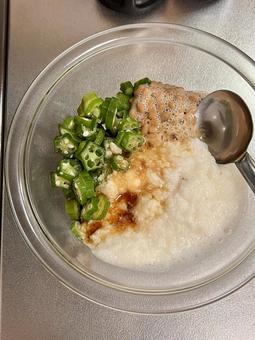 オクラと山芋のネバネバサラダ ご飯,料理,おうちごはんの写真素材