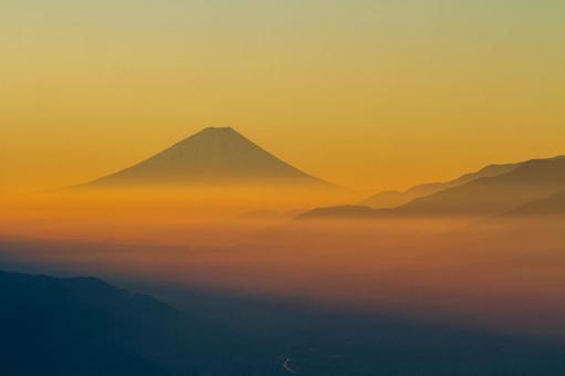 高ボッチ高原から望む_朝焼けの富士山 富士山,年賀状,正月の写真素材