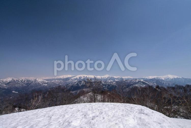 春の北アルプスと青い空 天蓋山,山頂,北アルプスの写真素材