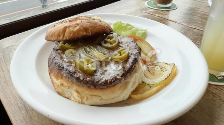 海沿い鎌倉のテラスで食べたハンバーガー ハンバーガー,カフェ,テラスの写真素材
