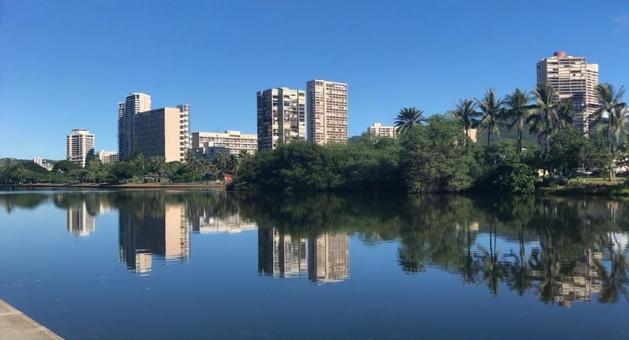 海外の街並みと水面のリフレクション 海外の街並みと水面のリフレクション 水面,反射,建物の写真素材