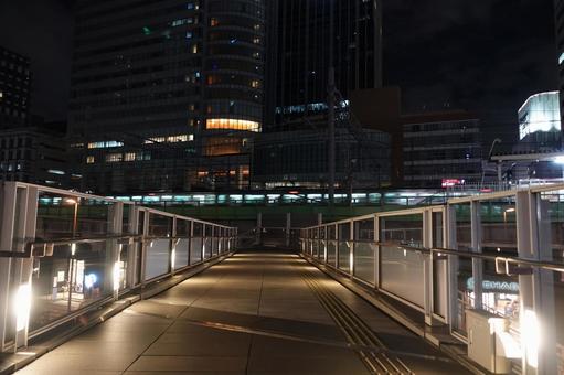 夜の秋葉原駅 秋葉原駅,秋葉原,駅の写真素材