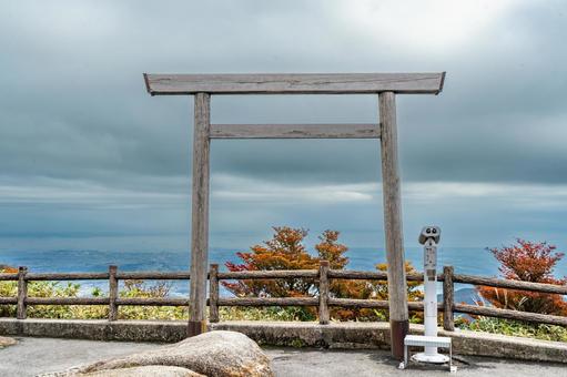三重　御在所岳　御嶽神社の鳥居と伊勢湾 御在所岳,山,御在所山の写真素材