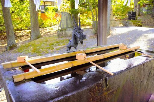 諏訪大社上社前宮　手水舎　長野県　2 諏訪大社,神社,手水舎の写真素材