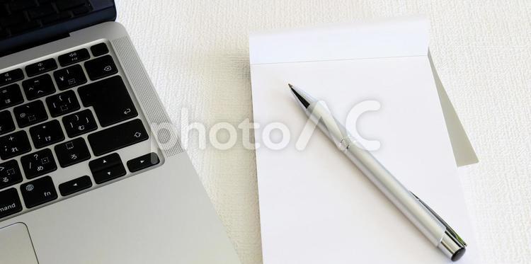 メモとパソコン　筆記用具 パソコン,筆記用具,メモの写真素材