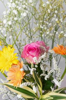 花束 花束,薔薇,ガーベラの写真素材