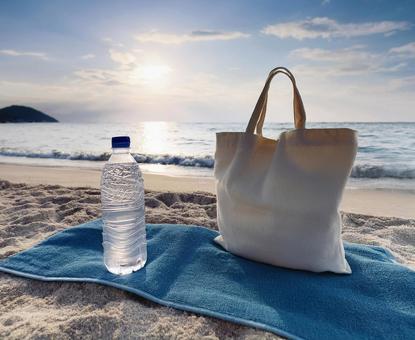 ビーチを背景にしたペットボトルとバックの写真