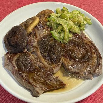 輸入アンガスステーキ牛肉（ステーキ完成） 牛肉,フライパン,ステーキの写真素材