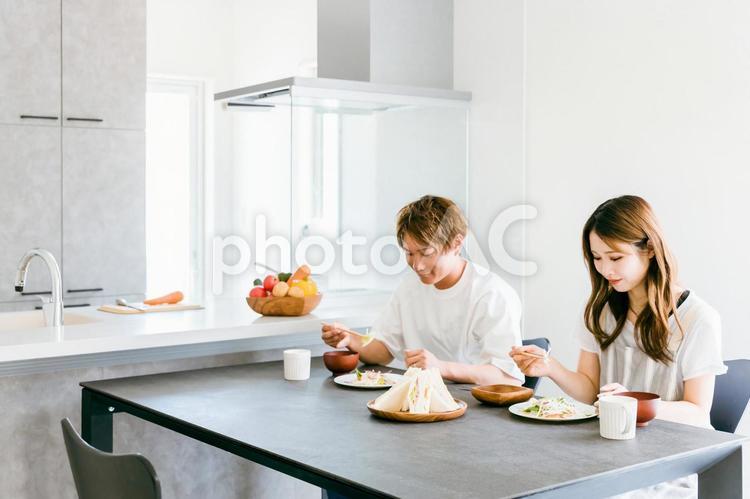 マイホームで食事をする夫婦（カップル） 食事,料理,夫婦の写真素材